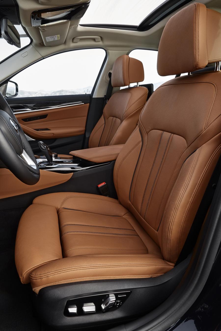 Интерьер BMW 530d xDrive Sedan Luxury Line 2017 года  (WW) (фото 61 из 61)